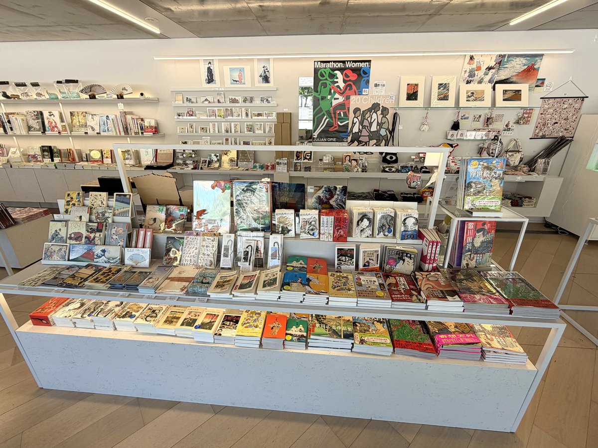 art_rectangle's tweet photo. 🏮7/18(土)〜【浮世絵スーパークリエイター 歌川国芳展】🐳
当店では関連グッズを展開中！

猫や妖怪モチーフの文具や雑貨。
夏におすすめの扇子や団扇。
箔が輝くトレー、図柄を楽しめるふろしき。
ペーパークラフトの提灯、木製マグネットなどなど。
関連書籍も展開中。

ぜひ店頭でご覧ください🐈 https://t.co/4lgnW2E5nG