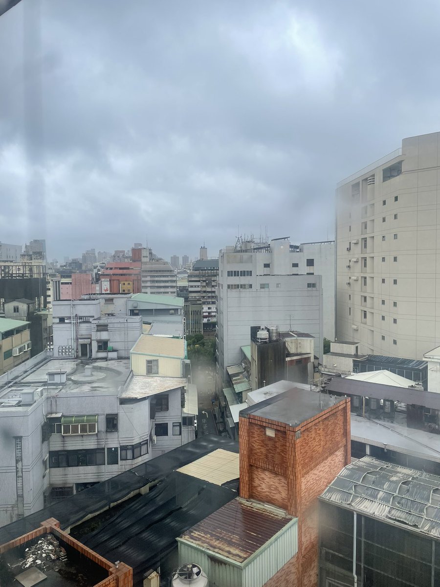 valw69's tweet photo. 台風🌀ほぼ直撃まっただか中

雨風はそうでも無いけど店が閉まってる😭 https://t.co/eS3y013q6O