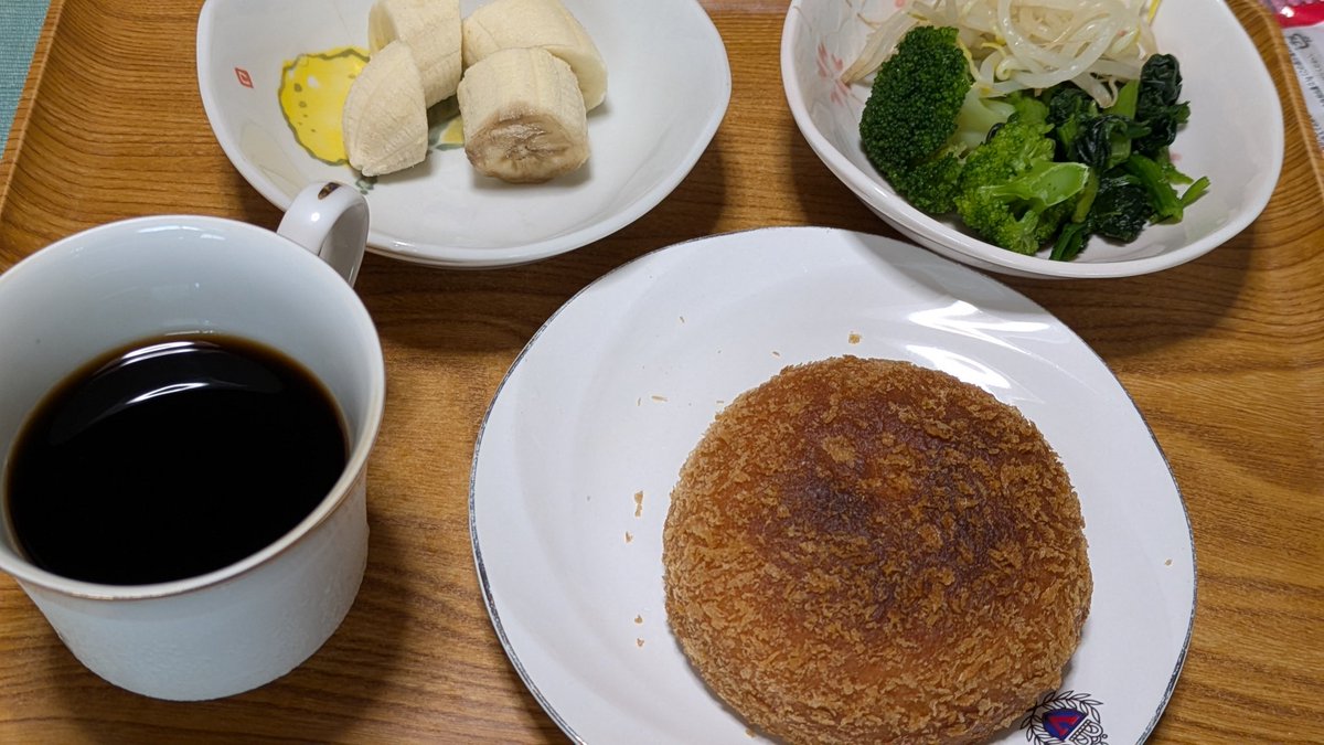samu_0910's tweet photo. 朝🍞
カレーパン
野菜
バナナ🍌
ごちそうさま🙏 https://t.co/xRhv6zq4ju
