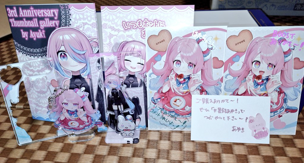 hatatyu33's tweet photo. あゆきちゃん3周年グッズ届きました✨
遊び心あふれるグッズ😆

アクスタ台座の黒薔薇がステキ✨
ありがとうございます😊

#星飴あゆき https://t.co/U0no8a2FAs