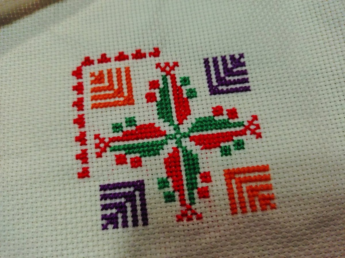 ykko_19's tweet photo. すてきにハンドメイド7月号で見かけたパレスチナ刺しゅうに一目惚れして、昨日はずっとチクチクしてました。仕上げる予定だったのに夜は蒼井優ちゃんのドラマに見入ってしまって、完成できず😅
モネは上半分がほぼ埋まりました🪡
#クロスステッチ https://t.co/1mdYZJejyA
