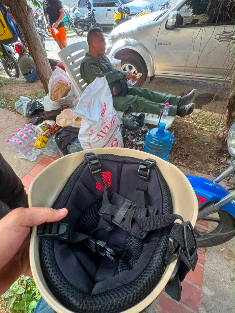 amilcarrock's tweet photo. Que duro es la vida de un Guardia Caleta Nacional sacando personas de los escombros. https://t.co/VcdvK7wiBY