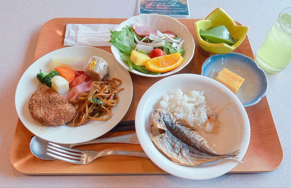 junineblog's tweet photo. 沼津のホテルで朝食🐟
ご当地メニューも充実しており大満足です。
沼津茶のプリンは最高🍵
#KEYAKI https://t.co/K8HGiYVood