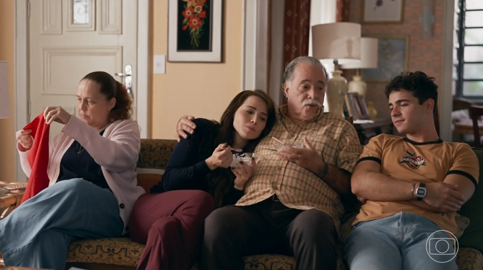 centralreality's tweet photo. Já perceberam que em todas as cenas de #QuemAmaCuida tem algum objeto vermelho? https://t.co/oTqXEl65KX