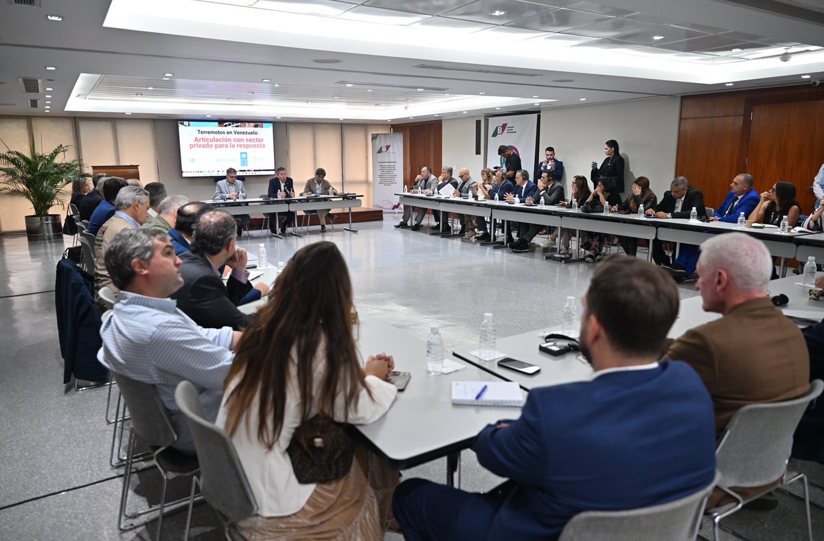 OCHA_Venezuela's tweet photo. En diálogo con el sector privado, @UNReliefChief destacó la importancia de fortalecer alianzas para apoyar la recuperación tras los terremotos.

La coordinación entre actores humanitarios, empresariales y de desarrollo es clave para responder a las necesidades de las comunidades. https://t.co/W7O1i0hXQx