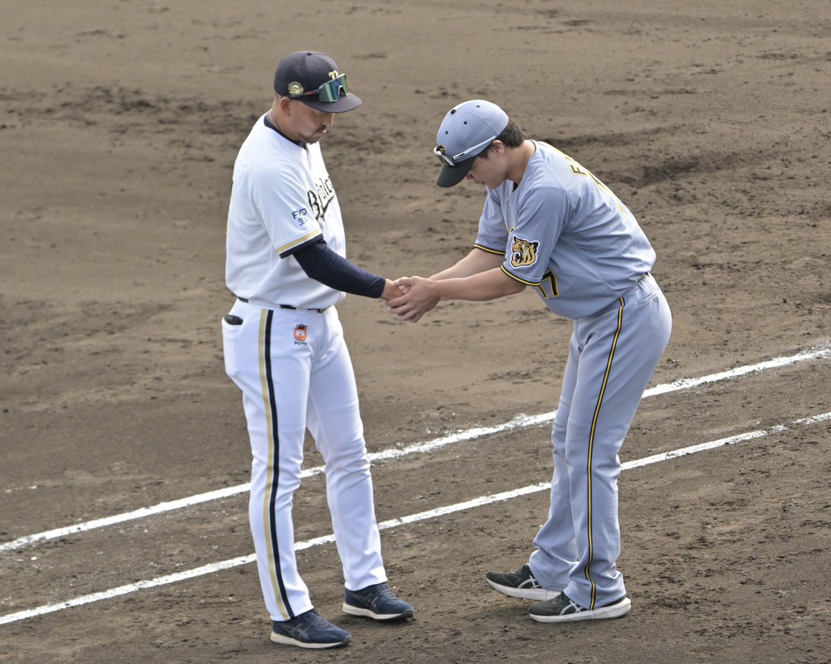 fullmoon2118's tweet photo. 昨日試合終了後にオリのコーチや選手達へ挨拶に回っていた伏見選手☺️
2026.7.10  #伏見寅威 #平野佳寿 #山岡泰輔
#吉田輝星 #Bs2026 #Bsファーム https://t.co/MnIXjwkAYQ