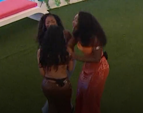 danielesibiza's tweet photo. trinity aniya and melanie jumping together after making the finale oh thats MY CORE 3😭😭 #loveislandusa https://t.co/L42Iob7R2y