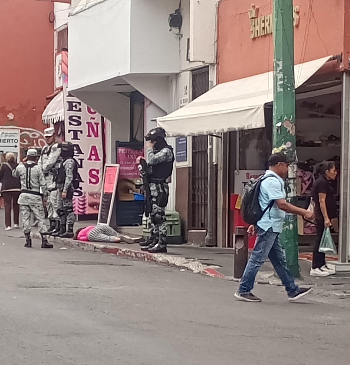 24_morelos's tweet photo. SOLICITAN APOYO PARA IDENTIFICAR A MUJER QUE FALLECIÓ EN EL CENTRO DE CUERNAVACA

Autoridades solicitaron el apoyo de la ciudadanía para identificar a una mujer que falleció la tarde de este viernessobre la calle Matamoros, en el Centro de Cuernavaca.

De acuerdo con testigos, la mujer se desvaneció repentinamente mientras caminaba por la zona.

Personas que se encontraban en el lugar solicitaron apoyo de los servicios de emergencia; sin embargo, al ser valorada ya no presentaba signos vitales.

Como señas, vestía una blusa rosa de manga largay un pantalón blanco con negro a cuadros.
