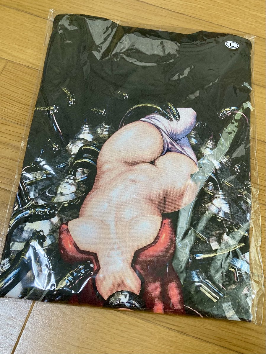 sTwoJapan's tweet photo. chillweebさんの士郎正宗コラボTシャツ届いた

折り畳んだ状態で見るとヤバいな https://t.co/NglmmfIqdM