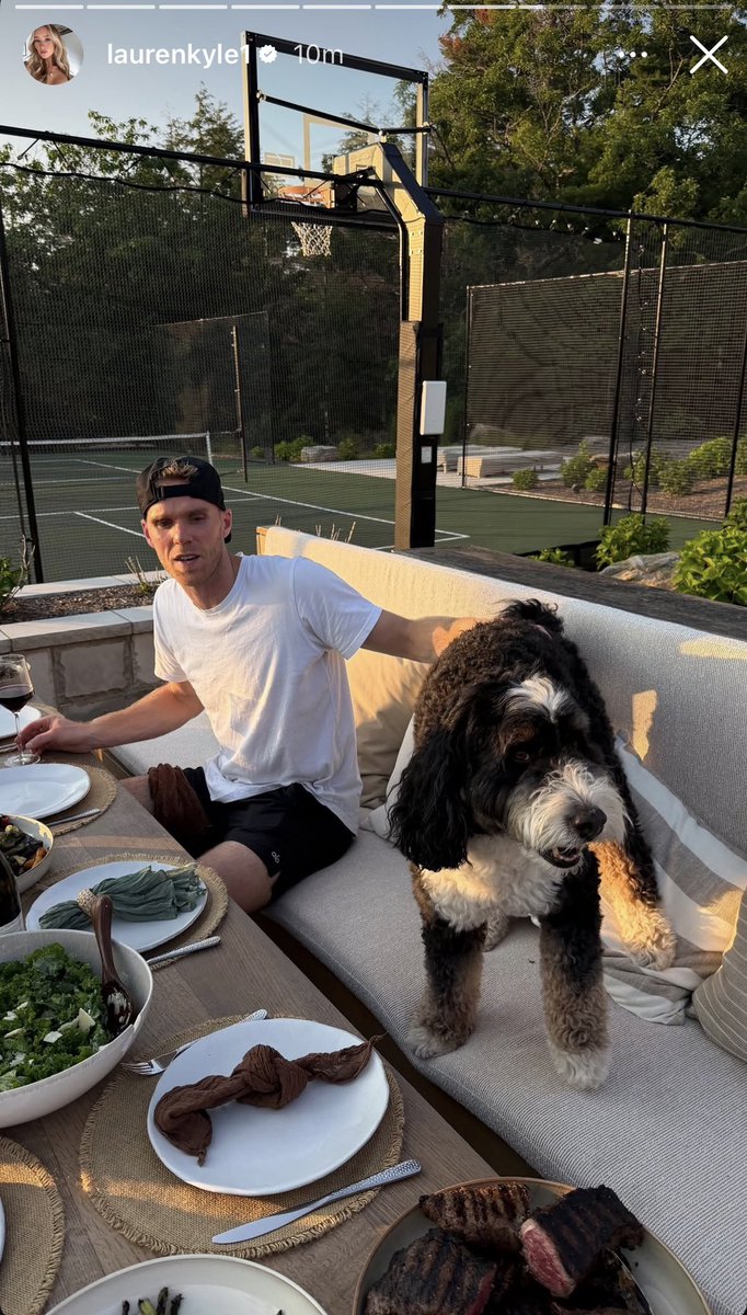 PoolNuge3's tweet photo. Lenny wants the food https://t.co/p5ZqWMhEsW
