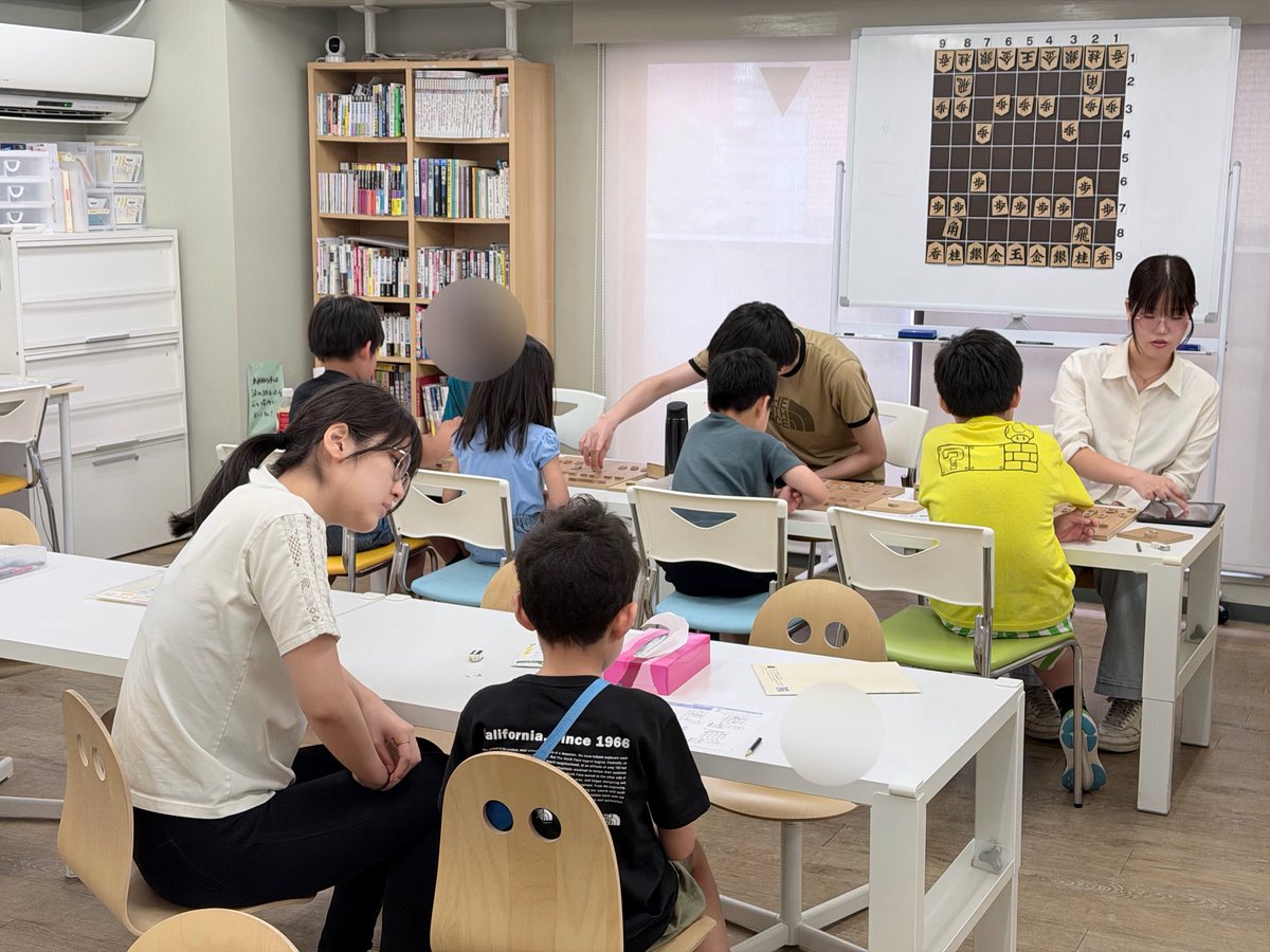 shogikids's tweet photo. 【今日のねこまど将棋教室】

暑い中たくさんの子どもたちが今日も来てくれています！

ねこまど将棋教室は「回数券制」なので、月謝制とは異なり、教室開講時間なら事前予約でどの校舎でも受講可能！

「本当は今日予定があり参加できなかったのですが、予定が空いて来られました」という生徒さんも。 https://t.co/CHETWyA7Go