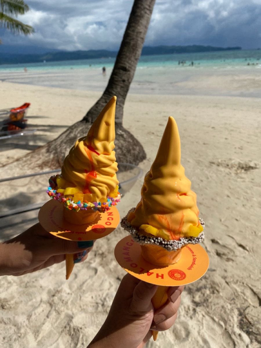 travelgirl_love's tweet photo. 【予算8〜15万円】（3泊4日）

🇵🇭ボラカイ島

真っ白なホワイトビーチと透き通る海が広がる、まさに楽園。
夕暮れのサンセットは、思わず見とれる美しさ🌅
海沿いカフェでのんびり過ごすだけで、最高のご褒美旅に🏝️ https://t.co/jmV4HIFnAB