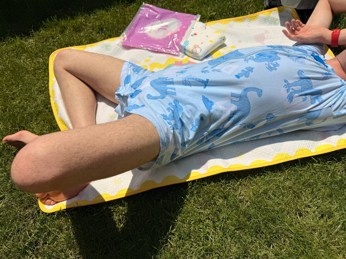 landofgenie's tweet photo. Green kicks &amp; blue chills
One up playing
One laid back chilling
Two sharing a sunny little space

🟢🔵 https://t.co/JPKsCd4Oyx
#Landofgenie #LittleSpace #SafeSpace #CozyVibes #ABDLboys #ABDLCommunity #OnesieLove https://t.co/5VvLqQaT1o
