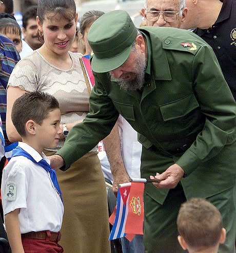 ElifValentina's tweet photo. #FidelPorSiempre comparte con Elián González y pioneros delegados al III Congreso Pioneril, el 10 de julio de 2001. 
#100AñosConFidel
@DiazCanelB 
@MMarreroCruz 
@DrRobertoMOjeda 
@QueipoRuiz 
@AlexPupo6 https://t.co/RiMVmriwji