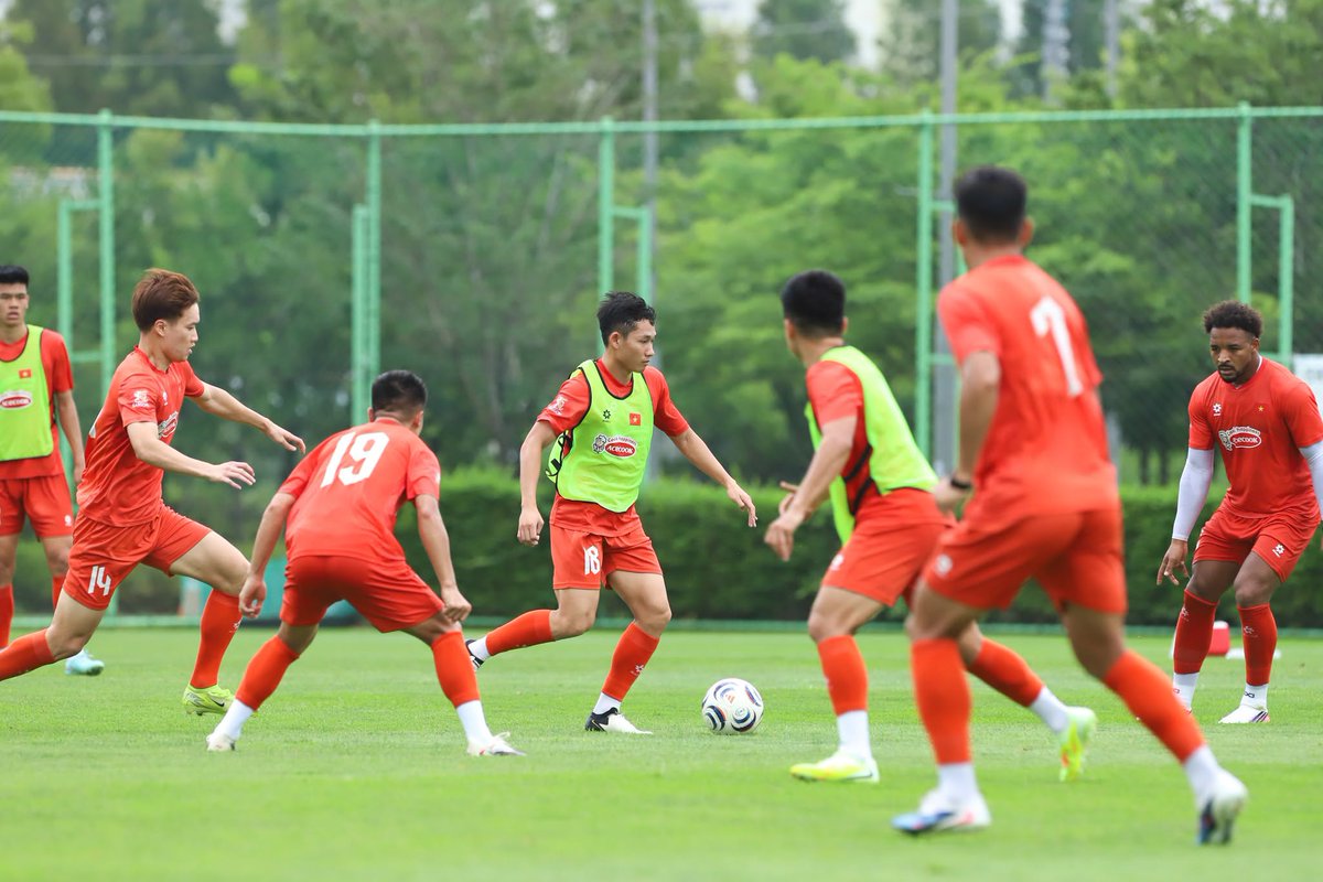VNSportsnews's tweet photo. Golden Star Warriors back to training as Duy Manh returns to the pitch ahead of final friendly match with @GangwonFC
#GoldenStarWarriors #2026ASEANCup #GangWonFC #Friendlymatch #vsn https://t.co/Wdyghv4fM0