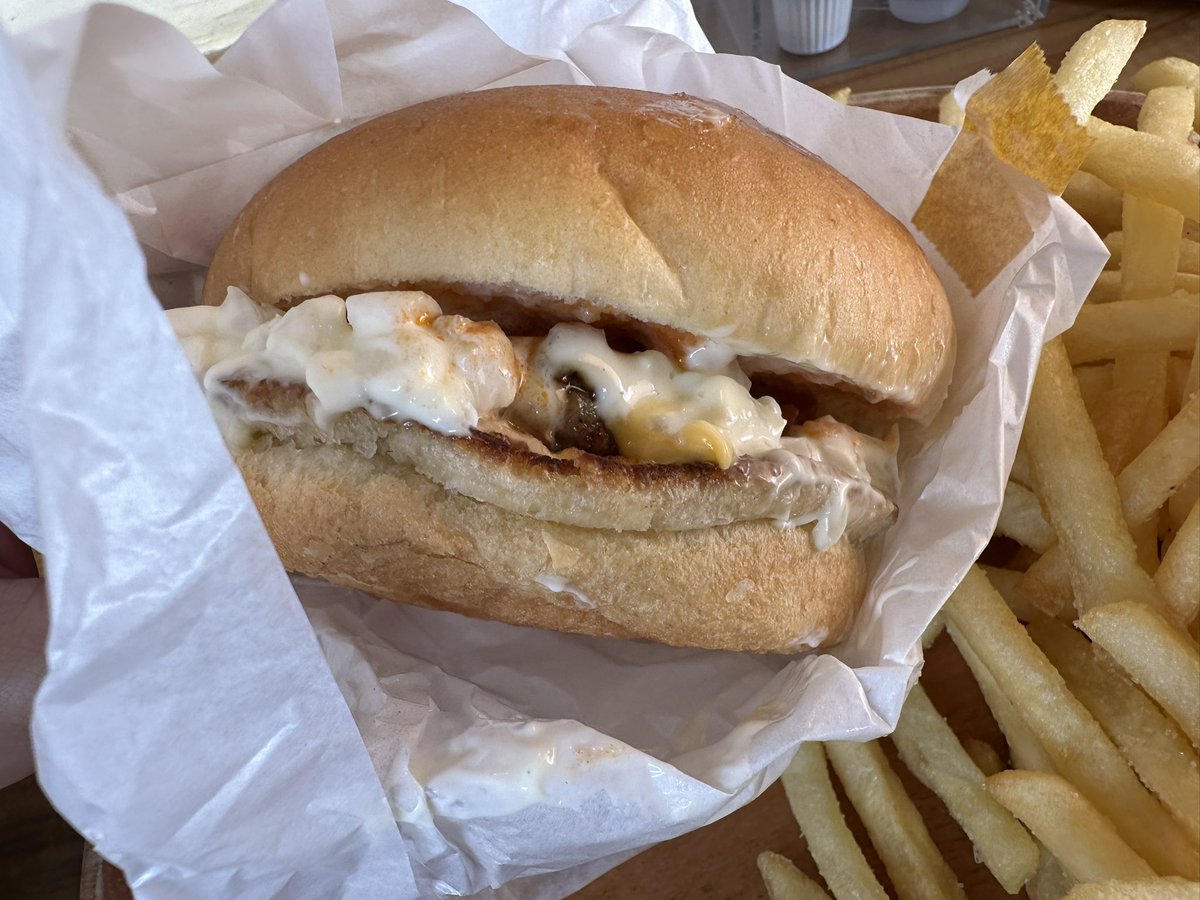 iruki_s's tweet photo. 前から気になってた道の駅すごうに入ってるハンバーガー屋にお邪魔。
肉と野菜のバランスは程よく、ソースは多めで味は美味しいね。 https://t.co/sz1tAdhNIy