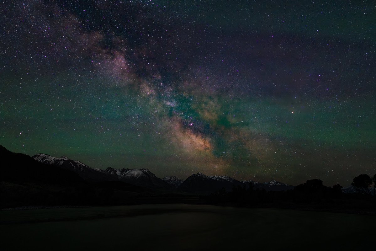 DustinLevine7's tweet photo. #AirGlow #Galaxy #Cosmos #Yellowstone #YellowstoneNP #NationalPark #MilkyWay #GalacticCore #ShotOnCanon #TeamCanon https://t.co/QJqRGOBdQk