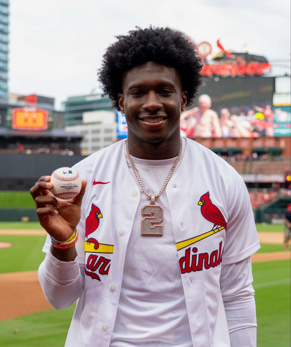IlliniFootball's tweet photo. Back home. On the mound.

@CartdogBoyd takes the mound at Busch Stadium. https://t.co/fflJ6cPyqa