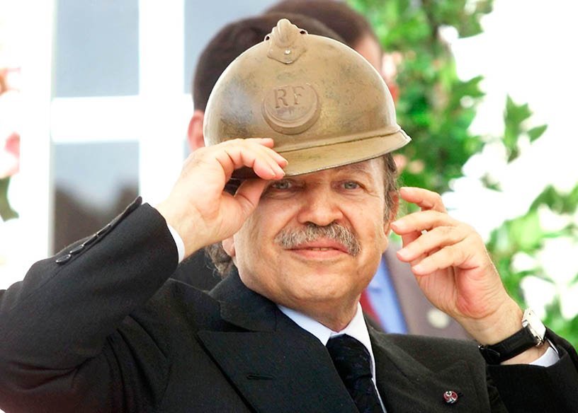 riichdin's tweet photo. @hocine_blida90 @World_Affairs11 بن غبريط الصهيونية وضعت برنامج مسموم تعليمي تخريبي كتبه وسطره يهود فرنسا لاهلاك التلاميذ والمعلم والاولياء
ولهذه اللحظة لم يصحح
واضف لها الماسوني المعروف وتأمل هذه الشهادة في الصورة ... أقول لك راك غالط
يدخلون بقوة القانون ولهم نشاط
بوتفليقة يكرم من رئيس الماسونية 2003 https://t.co/QC0Cc0boXS