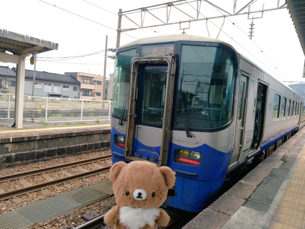 prrppn's tweet photo. 富山県のいちばん新潟県寄りの朝日町まで来ました。
福井→石川→富山の鉄道を乗り継いで最後にこの新潟の鉄道に。
この時間すぐに連絡するわけでなく発車はまだまだ😓
この先の車窓には日本海が広がります🌊 https://t.co/dTB0BKiQ8C
