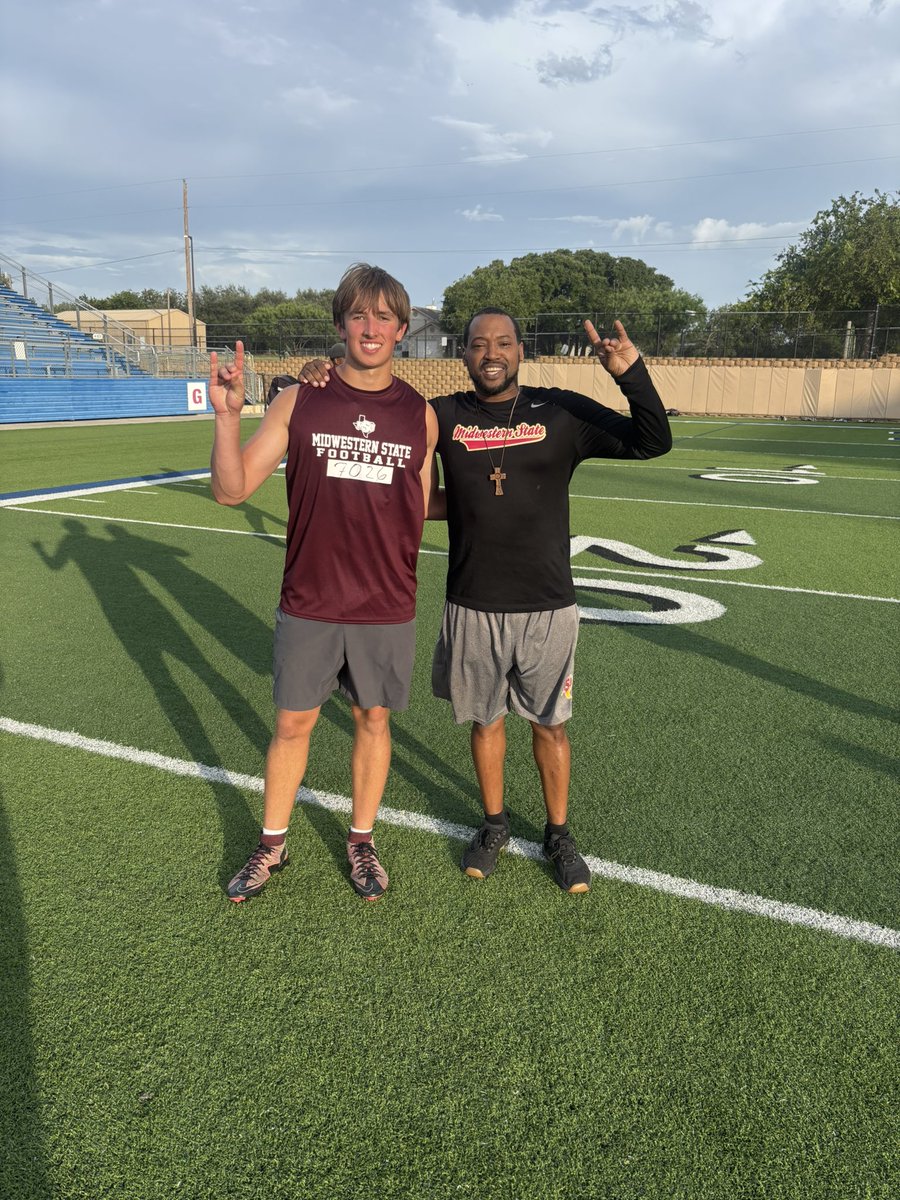 DanteWhitmire12's tweet photo. Had a great time competing @MSUTexasFB camp today! Exited for future conversations! @_coachcccoleman @glenngrizzlyFB @GrizzlyFBFamily https://t.co/2Z8bKzhZIO