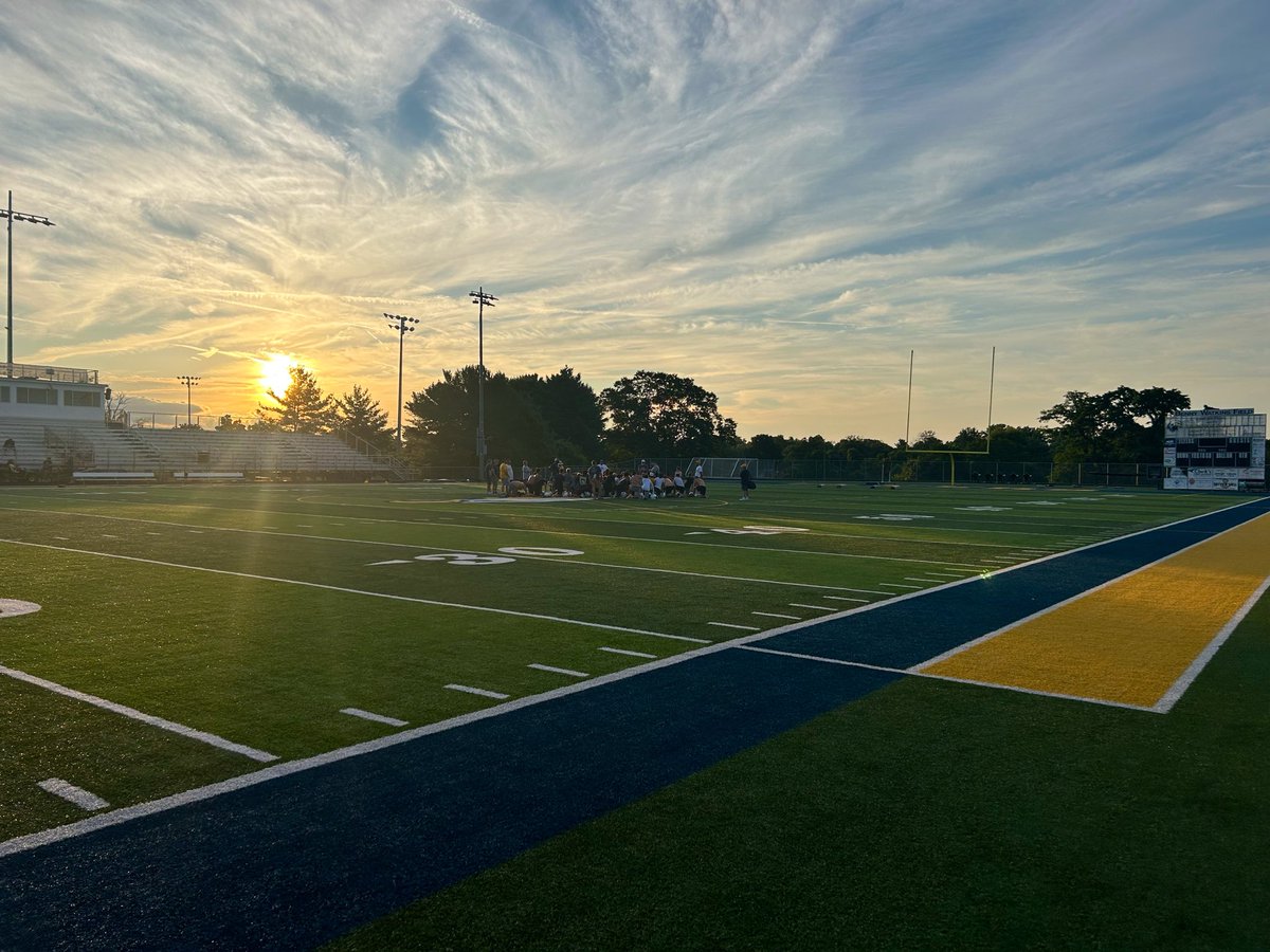 RU4UofL's tweet photo. As another season begins on Benny Watkins Field, the Flyers gather beneath God’s golden sky where faith ignites the first play, hope fills every huddle, and Flyer Football rises once more in His glory.🦅 https://t.co/elG3Ssc6u9