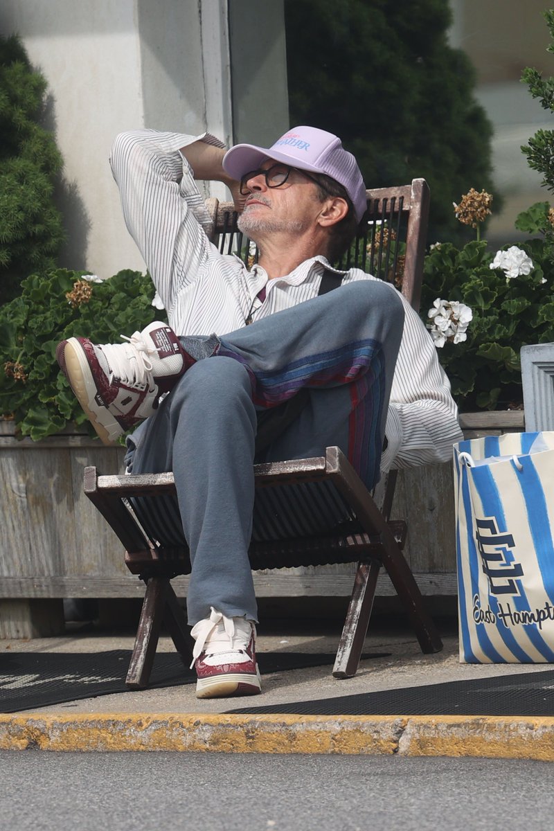 RDJBrazil's tweet photo. NEW 📸  | Robert Downey Jr curtindo uma tarde em East Hampton, NY https://t.co/EuVQdsM2tR