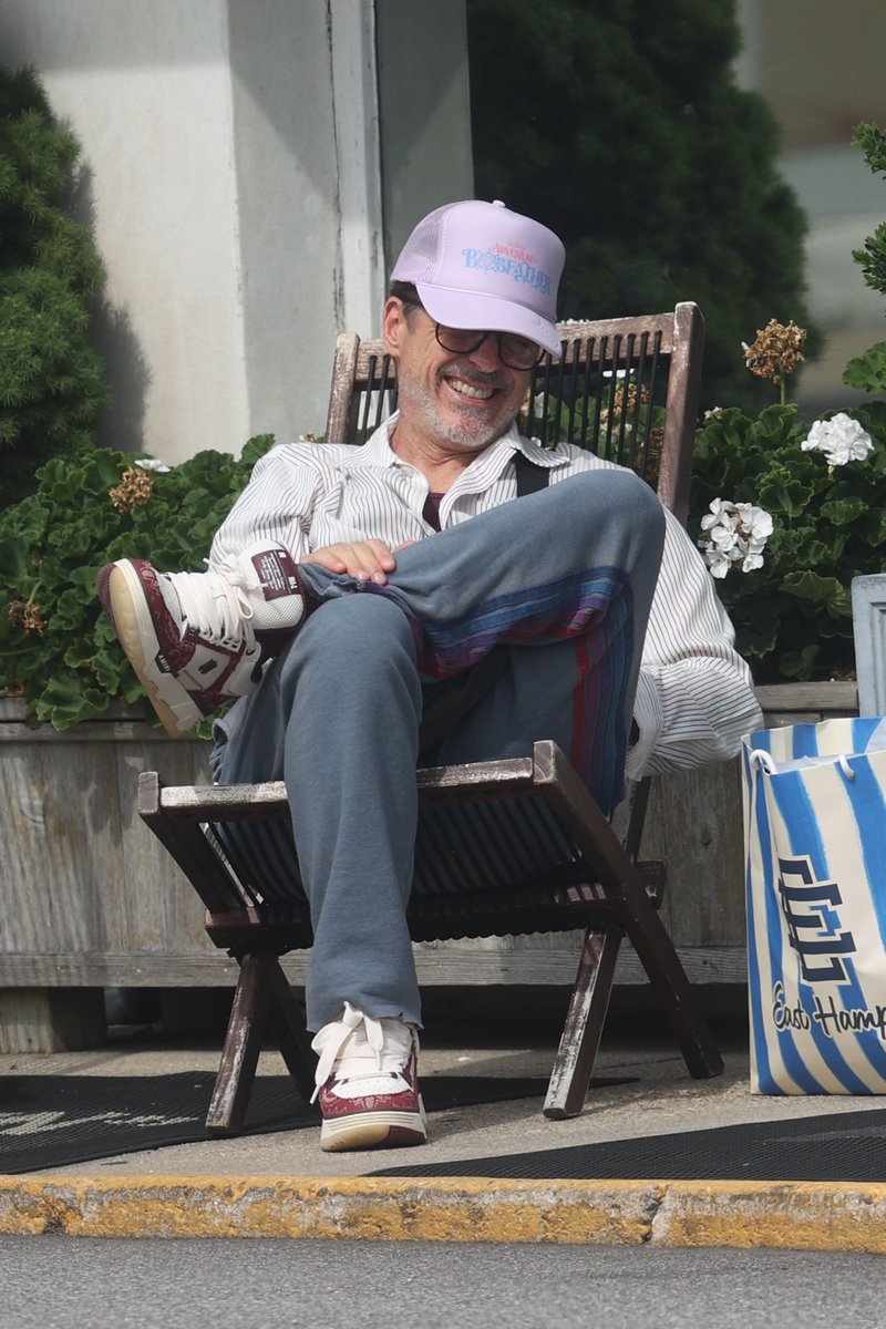 RDJBrazil's tweet photo. NEW 📸  | Robert Downey Jr curtindo uma tarde em East Hampton, NY https://t.co/EuVQdsM2tR