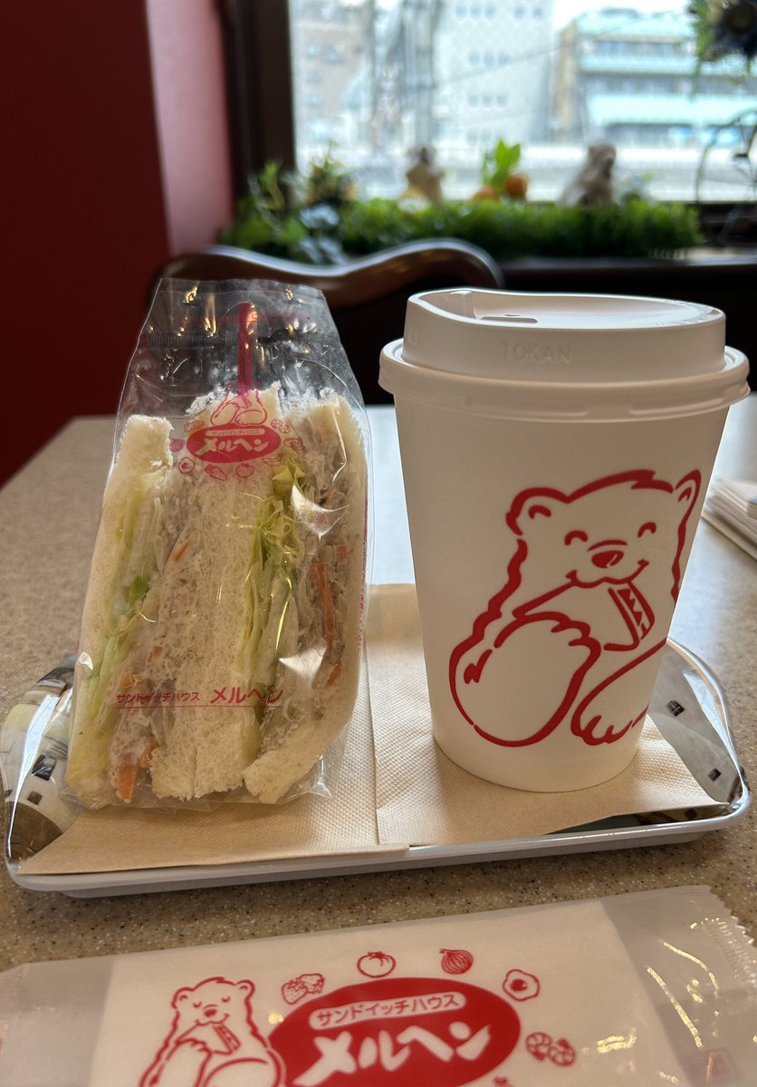 Ycreativelab's tweet photo. 始発の新幹線に乗ってようやく到着🙌
腹ごしらえをして行ってきます。

気が良くて落ち着いた空間です。
清潔感は大事だな✨️

サンドイッチも美味しい！
ご馳走さまでした🙏 https://t.co/GZAXstcQfG