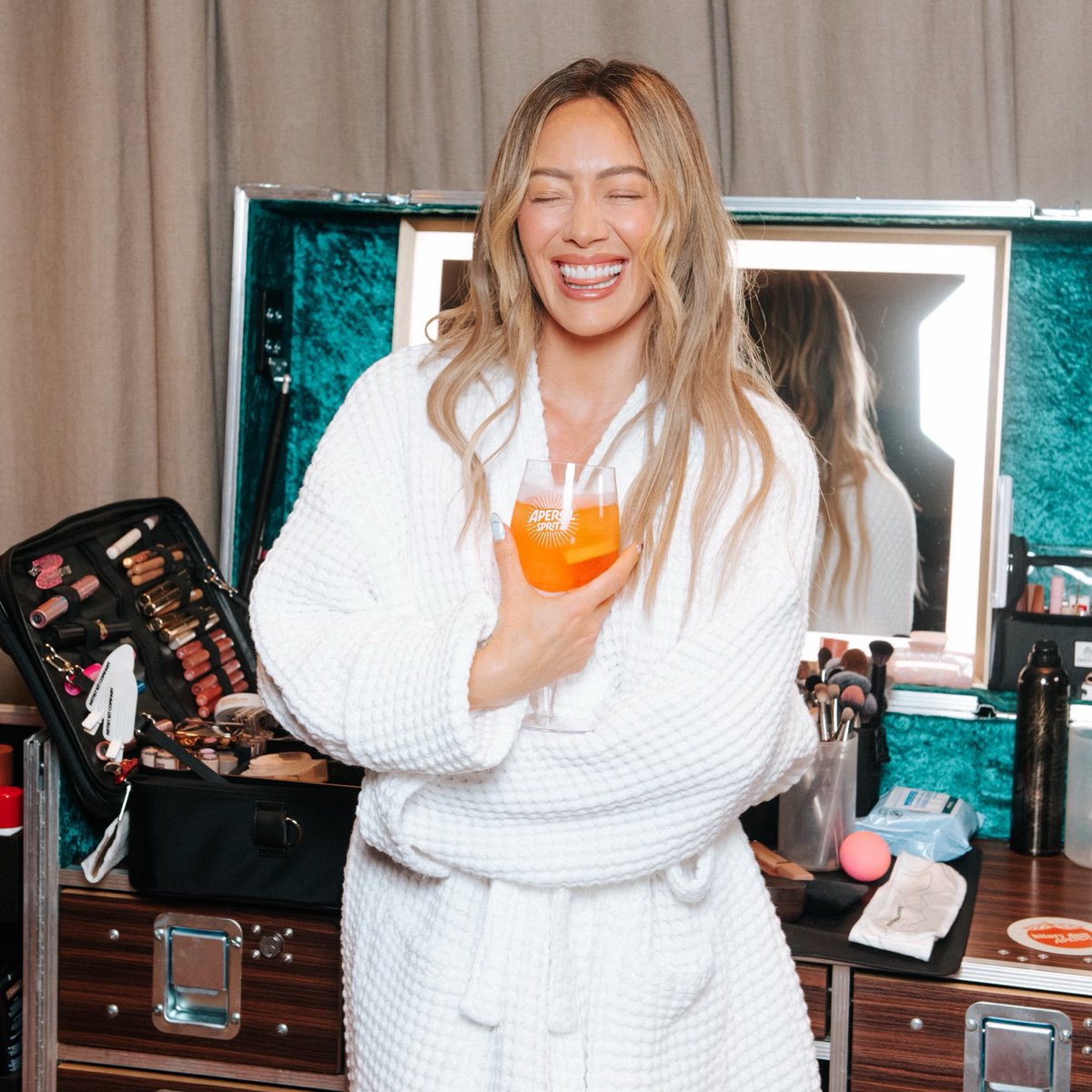 PopCrave's tweet photo. Hilary Duff stuns drinking Aperol Spritz in new photos. https://t.co/jExHPfK6gU