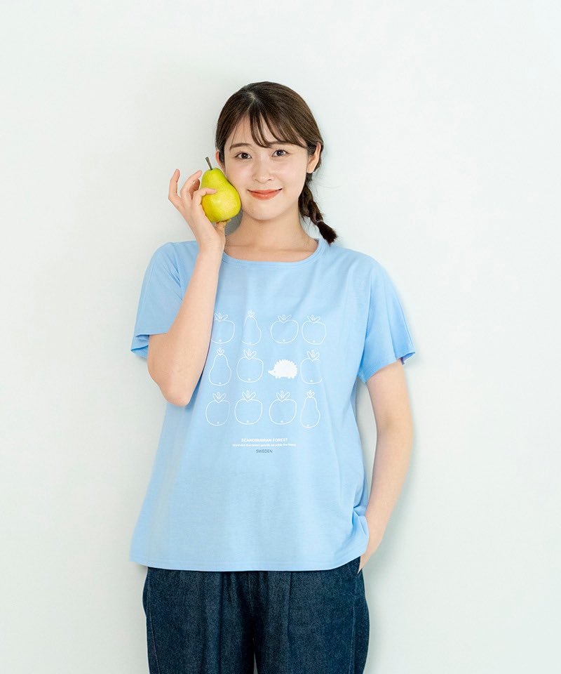 SF__sweden's tweet photo. おはようございます☀
Tシャツ発売開始です🦔...

暑い季節にもさらっと心地よく着られる、軽やかな生地のレディース半袖Tシャツ。

スカンジナビアンフォレスト
軽やかな生地で、さらっと快適。
ハリネズミとフルーツのTシャツ
【Köta限定】　￥3,300 税込

https://t.co/ayAZAGIsar https://t.co/Hn7GSMzs6J