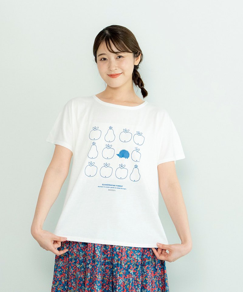 SF__sweden's tweet photo. おはようございます☀
Tシャツ発売開始です🦔...

暑い季節にもさらっと心地よく着られる、軽やかな生地のレディース半袖Tシャツ。

スカンジナビアンフォレスト
軽やかな生地で、さらっと快適。
ハリネズミとフルーツのTシャツ
【Köta限定】　￥3,300 税込

https://t.co/ayAZAGIsar https://t.co/Hn7GSMzs6J