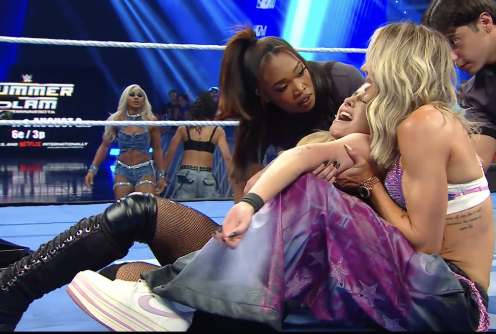 FadeAwayMedia's tweet photo. JADR CARGILL JUST SNAPPED THE ARM OF ALEXA BLISS 

#Smackdown https://t.co/9OG8JW4RpI