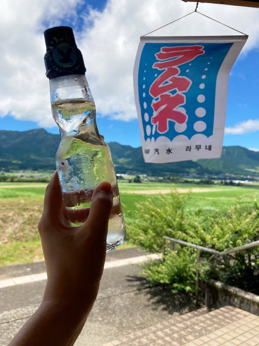 hinatabunko's tweet photo. ラムネはじめました。
田園風景を眺めて蝉の鳴き声を聴きつつどうぞ✨

本日も16時までオープンしております！

#南阿蘇　#古本屋　#駅舎古本屋　#南阿蘇鉄道 https://t.co/e3C54dFLDF