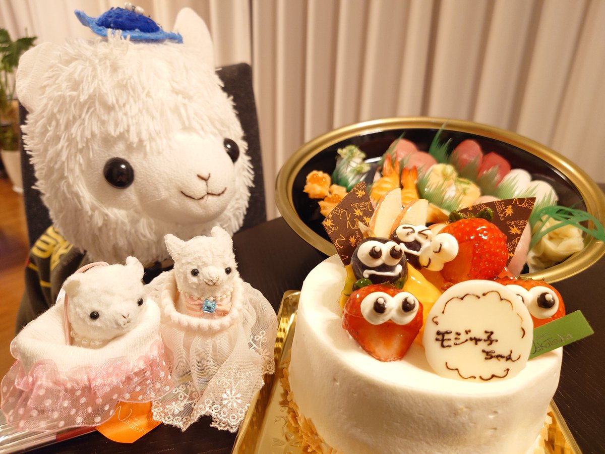 Mojayama2's tweet photo. モジャ子、16歳のお誕生日のお祝いしてもらったの🎉🎂🍣
#ぬい撮り #アミュキャラぬい撮り #アルパカッソ https://t.co/bFvGliHvyT