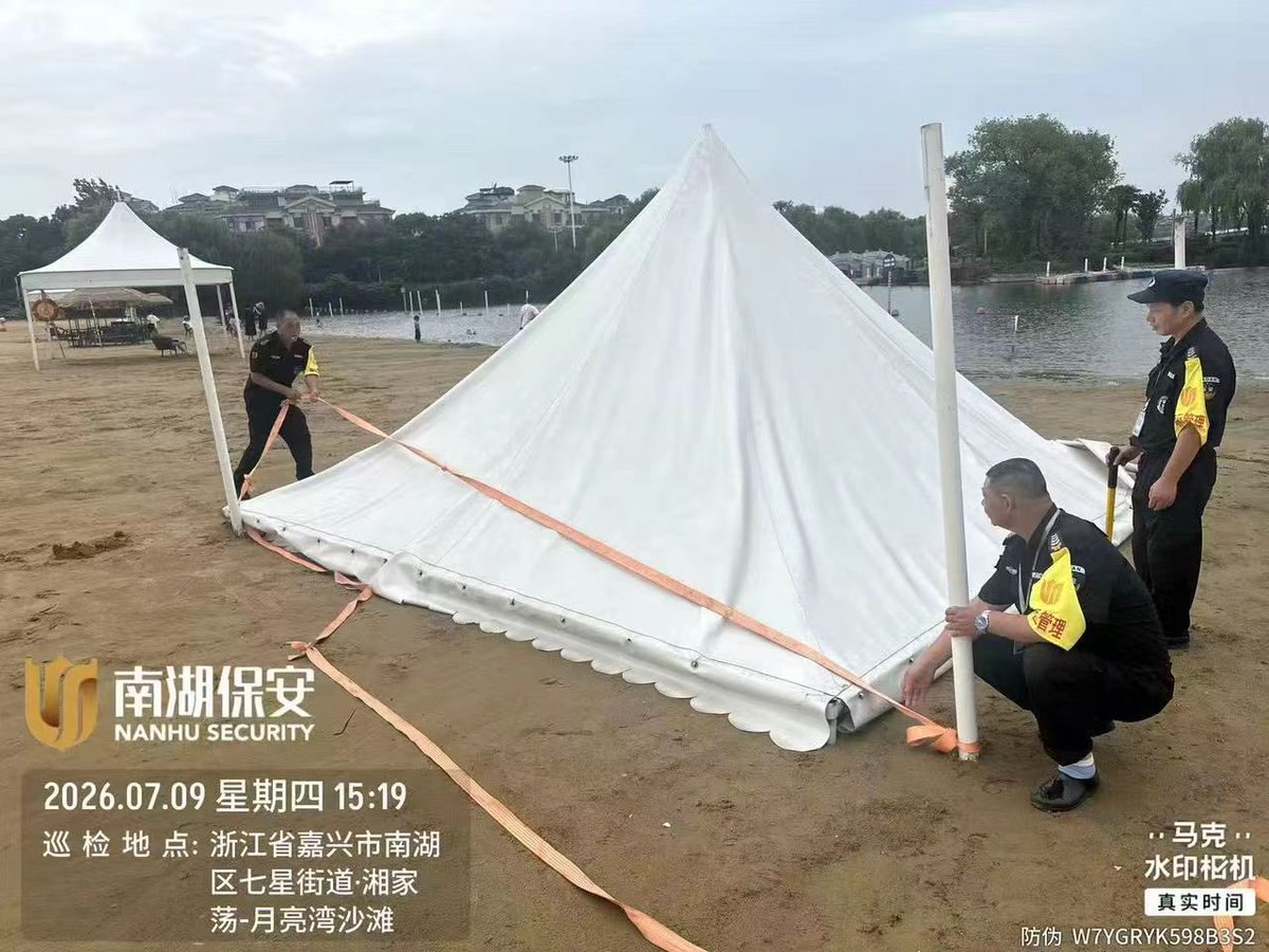 OnocoinNan's tweet photo. #嘉兴七星街道闻风而动全力迎战台风巴威 #台风 #巴威 #抗台 面对台风“巴威”，湘家荡区域多线同步行动：各社区划分专班排查隐患、储备物资、走访特殊群众；执法、公安、度假区同步整治户外广告、检查经营场所、关停水上项目，落实24小时值守，全方位筑牢防台安全防线。 https://t.co/eV1gBZx9QR