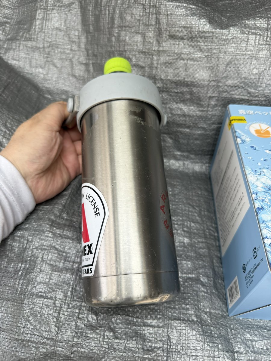nonchan621's tweet photo. もう、何年使ってるんだろうか？ワークマンのペットボトルホルダー
取手の部分が外れたり切れたりしてボコボコに凹んでるので
新しいの買った！

炎天下の車内に置いておいても、中のペットボトルは熱くならない、とても優秀な¥980-😆 https://t.co/NtEZzs8APO