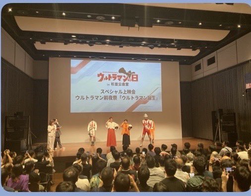 TakahashiHyouri's tweet photo. 「#ウルトラマンの日 in 杉並公会堂」
『ウルトラマンティガ』『ウルトラマン誕生』スペシャル上映会
MCと合わせて、構成と写真選定などもやらせてもらいました。
(もちろん円谷プロのチームと共同で)
以下、雑記。

夜のティガ30thステージでは劇中映像をたくさん使うとのことで、昼の上映イベントではオフショット写真を中心にしました。
（「花」の高樹澪さんのお花見シーンのオフショット、超8兄弟の黒部さんらのオフショット最高！）

「花」の撮影中の実相寺監督の写真が眼光鋭くカッコよかったので、これも使用させていただきました。

昼と夜で違いが出せたんじゃないかなーと思いますが、いかがだったでしょうか？

『ティガ』はトークで温まってからの「悪魔の審判」上映
『前夜祭』は上映でドタバタを楽しんでからのトークという逆の構成にしてみました。
ハマった気がします。

そして、黒部進さんからお預かりしたお手紙。
このとても大事なメッセージが最大限伝わるように、チームで考えたステージになっています。
でも、あの優しさに満ちた言葉と桜井浩子さんの美しい朗読があれば、どうやったって素晴らしい時間になったと思います。
ありがとうございました。

こちらは、桜井さんにいただいたステージ全体写真
