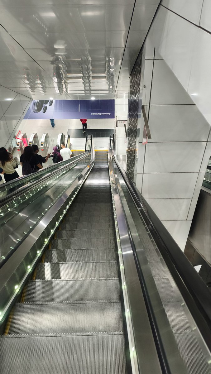 DuaBelasBe's tweet photo. Untuk sekelas stasiun transit sih enakny kt gue mah perbanyak aksesibilitas kayak eskalator sama lift gini. Gue gasuka ny sama MRT Jakarta tu pelit bgt sama eskalator njs https://t.co/ULHIZsY7ll