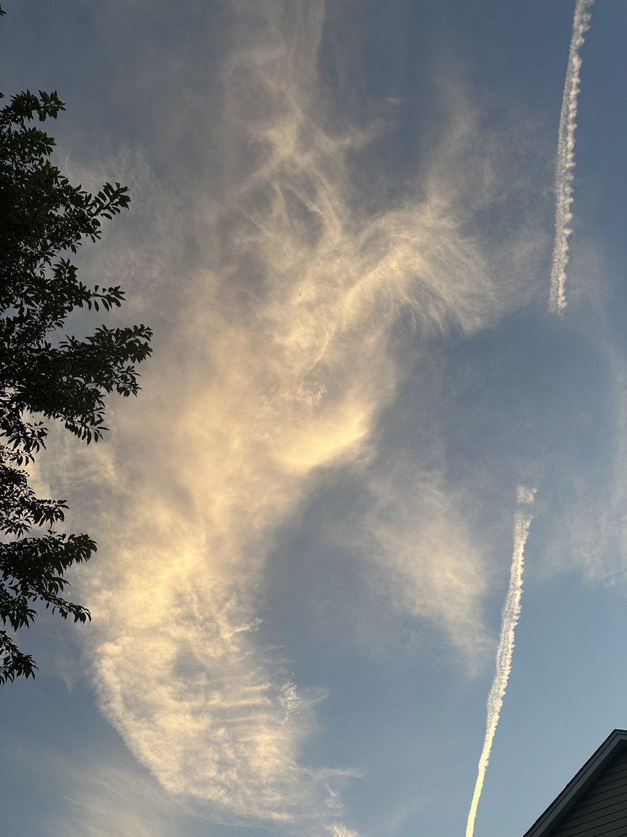 deb_judson's tweet photo. Fascinating Skies Today &amp; playing w/ bubbles today w/ kids. 
Looks like a plasma planet. @fahey_dennis @IonisedSkyWatch 
💎💎💎 https://t.co/B4jaDHExOg