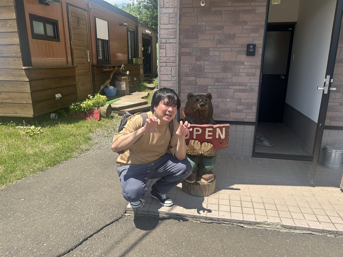gaku_saikouisen's tweet photo. おはようございます！
本日はRED BEAR様にて勉強会📚&amp;最高位戦ルールフリーゲストです✨
外出たらめちゃくちゃ暑かった🫠けれどもアチアチの麻雀しましょう！🀄️お待ちしております！🙇‍♂️
写真は熊の置き物と写真を撮る岩手県在住の熊です🐻 https://t.co/wteoiImrVJ
