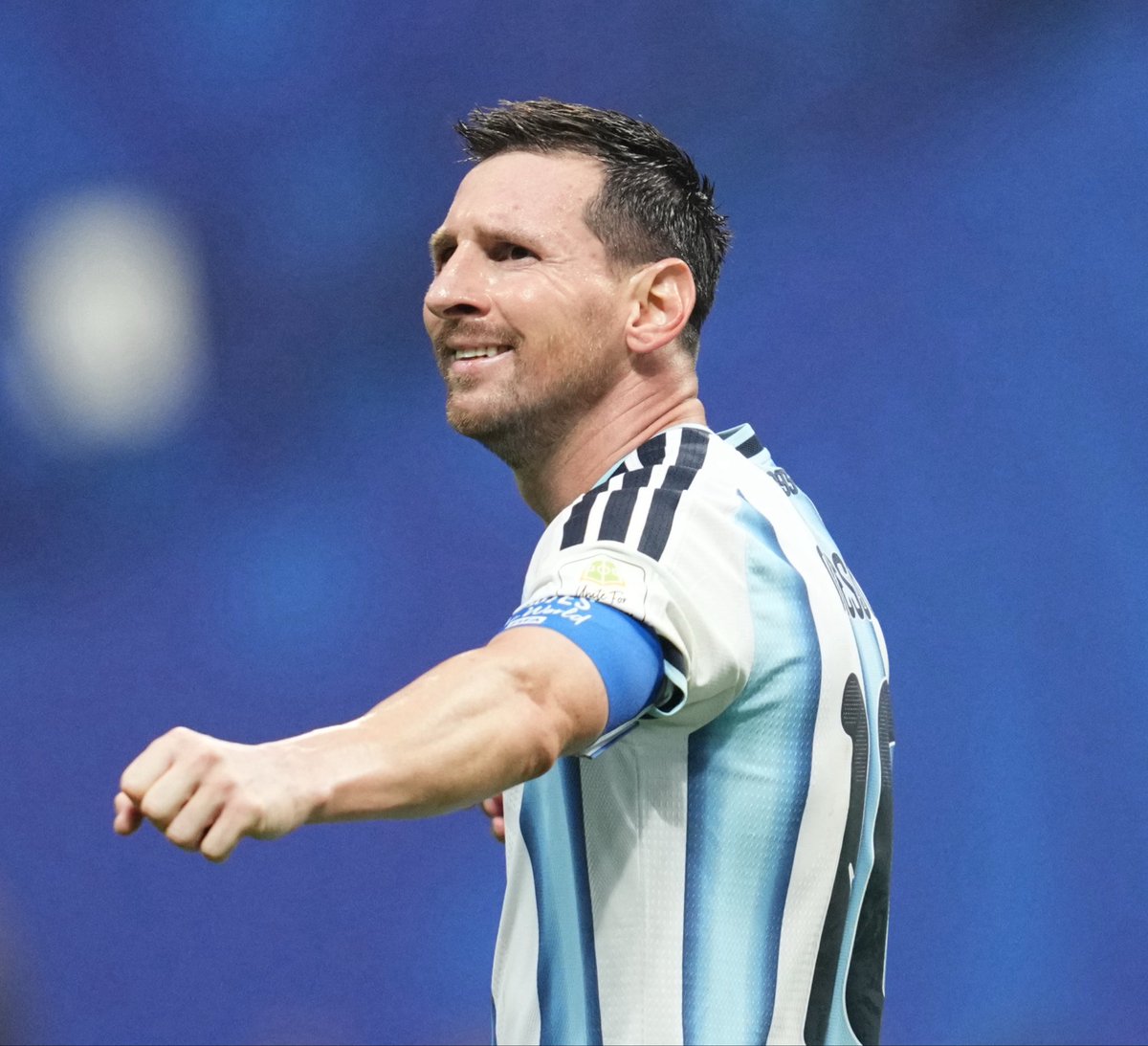 AlbicelesteTalk's tweet photo. 🚨 Lionel Scaloni: "Leo Messi runs in matches much like he always has. He is decisive, and the team helps him. He prepared extremely well and is giving everything he has. When he senses that he can create danger, he’s a machine. It doesn’t surprise me.”

“As long as he still has the desire, he’ll be the best. That’s what those of us who know him and watch him train believe. I can’t even imagine what he must have been like at 23 or 24 years old at Barcelona. It doesn’t surprise me.”