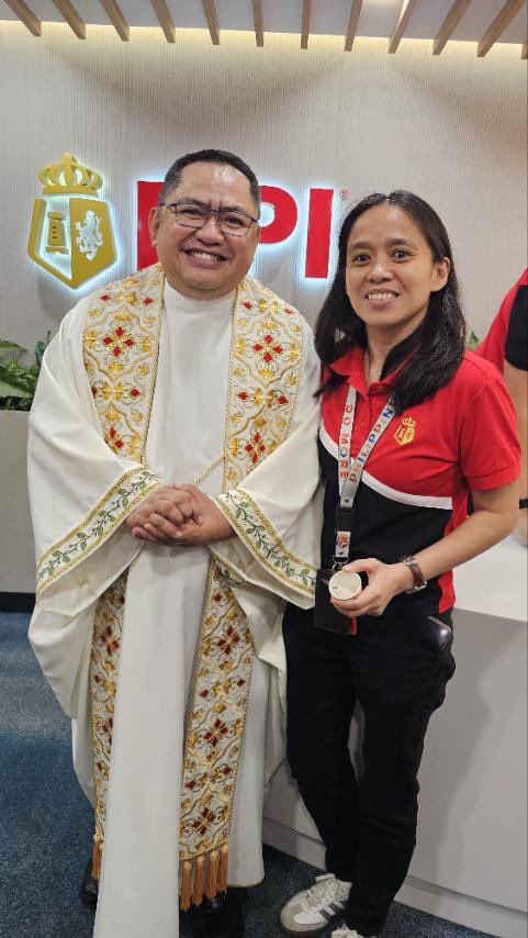 0elei0's tweet photo. Eighteen years later…

There were six of us, but one chose a different path.

From San Mig Lights to holy lights. 🍻➡️🙏

Never thought I’d be asking you for blessings instead of asking where the next Friday night inuman would be.

Always proud of you, Batchmate. https://t.co/fughATLjtr