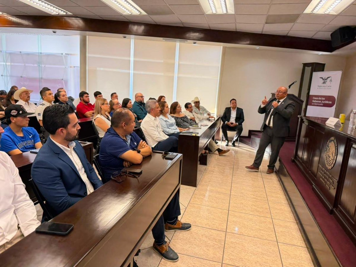 Luis_diazdeleon's tweet photo. Desde @SSPCMexico agradecemos a @CarrmeloJose19 director de La Casa de los Saberes Jurídicos en Hermosillo, Sonora, permitirnos participar en la conferencia “Hablemos de Justicia con… Prevención de la Extorsión”, realizada en el Auditorio de esta sede, a través de la Unidad Especializada en Combate al Secuestro y la Extorsión.

Esta actividad nos fue posible gracias a la @SCJN  y en colaboración con el Observatorio Ciudadano de Seguridad Pública, Capítulo Sonora con @PanchoVazqz  

Reconocemos la presencia e interés de integrantes de la comunidad jurídica, representantes del sector empresarial, miembros del Sindicato de Ferrocarrileros, del Sindicato de Telefonistas, de la CTC Sonora, personas juzgadoras, servidoras y servidores públicos del Poder Judicial, así como estudiantes y público en general.

Su participación nos permite fortalecer la cultura de la legalidad, la prevención del delito y la colaboración interinstitucional para construir una sociedad mejor informada y más segura. #TrabajoEnSeguridad 🇲🇽
