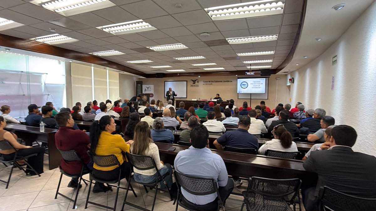 Luis_diazdeleon's tweet photo. Desde @SSPCMexico agradecemos a @CarrmeloJose19 director de La Casa de los Saberes Jurídicos en Hermosillo, Sonora, permitirnos participar en la conferencia “Hablemos de Justicia con… Prevención de la Extorsión”, realizada en el Auditorio de esta sede, a través de la Unidad Especializada en Combate al Secuestro y la Extorsión.

Esta actividad nos fue posible gracias a la @SCJN  y en colaboración con el Observatorio Ciudadano de Seguridad Pública, Capítulo Sonora con @PanchoVazqz  

Reconocemos la presencia e interés de integrantes de la comunidad jurídica, representantes del sector empresarial, miembros del Sindicato de Ferrocarrileros, del Sindicato de Telefonistas, de la CTC Sonora, personas juzgadoras, servidoras y servidores públicos del Poder Judicial, así como estudiantes y público en general.

Su participación nos permite fortalecer la cultura de la legalidad, la prevención del delito y la colaboración interinstitucional para construir una sociedad mejor informada y más segura. #TrabajoEnSeguridad 🇲🇽