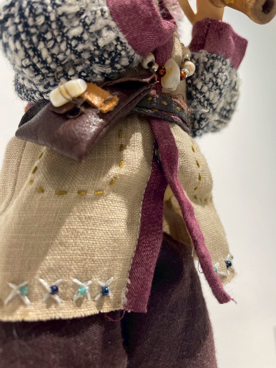 TMC_1974's tweet photo. 「tsubu(m)ru」人形の紹介✨

❄️ #森のレシオ ❄️ルカは、星の欠片を求めて旅をする中でレシオたちと出会った青年🌟
笛の力で流れ星を呼ぶことができます💫

ルカの瞳はよく見ると星のようにキラキラ輝いています👁✨
今日は開眼日ですのでその姿をご覧いただけます
ぜひお越しください!

7/25まで開催! https://t.co/WK0YCdmpW3