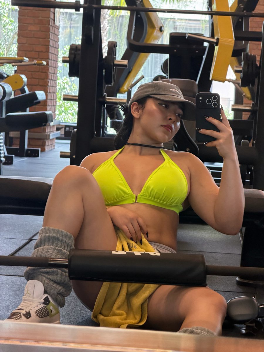 jadexmiura's tweet photo. I need a fitness coach that can push me to my limits😒 https://t.co/hdMPvGglUd