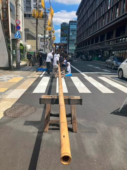 MonthlyBOATRACE's tweet photo. #gohimura
京都は祇園祭りです。ヤマト運輸が交通規制で仕事を縮小、マンスリーボートレースも巡航前後で人出が多くなり、自宅で仕事になります。流れに逆らわない方が正解です。舟券も番組に逆らわない方が正解を出します。 https://t.co/2bnCP6Xq9k