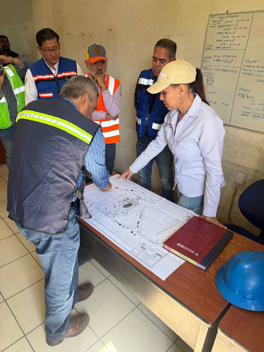 JAPAMIgob's tweet photo. Junto a la presidenta Lorena Alfaro y el Director General, Ricardo Holguín,  realizamos gira de supervisión de  proyectos hídricos que fortalecen a #Irapuato27

Seguimos trabajando para brindar más y mejores servicios.💧 https://t.co/XDGnJT7Y5l