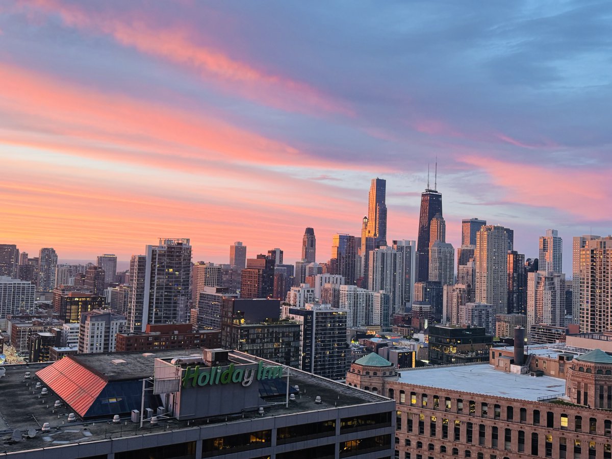 RichardERoeper's tweet photo. Pretty in Pink. #Chicago https://t.co/WRLNuuFo6o